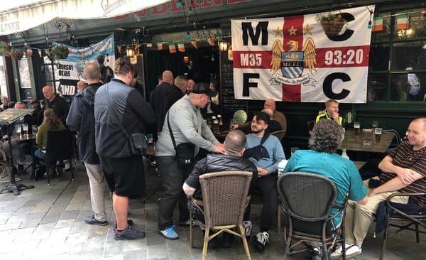 Anglickí fanúšikovia si uliciach hlavného mesta Slovenska užívajú dobré jedlo a pivo.