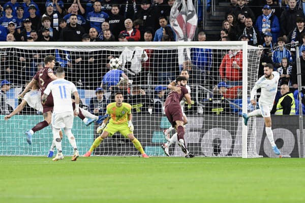 Na snímke v pozadí brankár Dominik Takáč (Slovan).