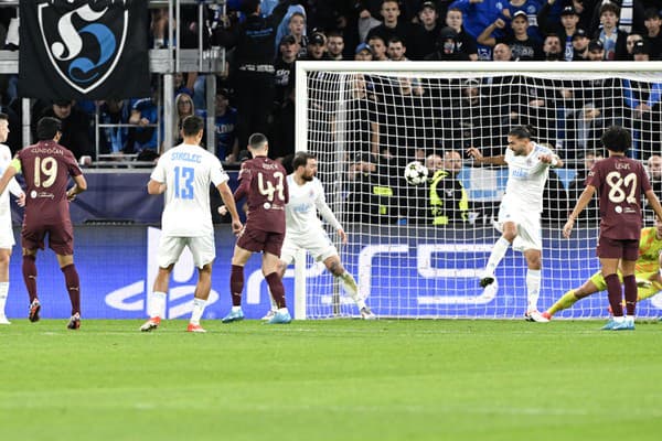 Na snímke vľavo Ilkay Gündogan (Manchester) strieľa prvý gól.