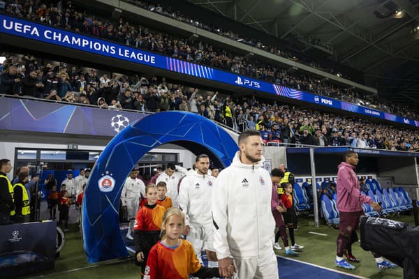 Na snímke hráči ŠK Slovan Bratislava nastupujú v zápase.