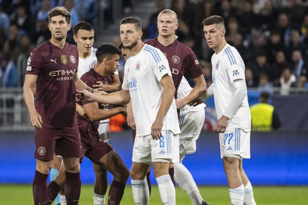 Na snímke zľava John Stones (Manchester), Kevin Wimmer (Slovan), Erling Haaland (Manchester) a Danylo Ignatenko (Slovan).