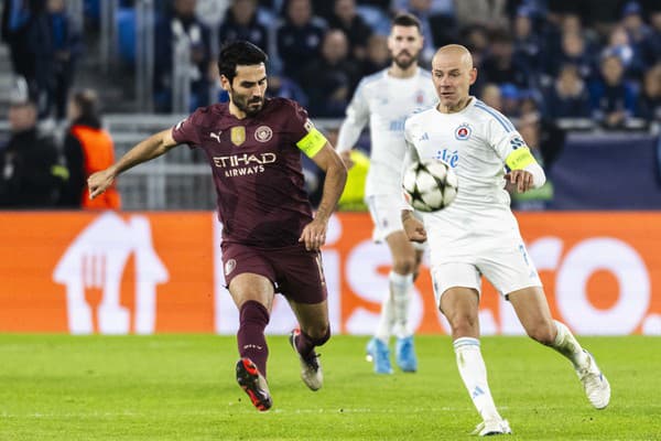 Na snímke zľava Ilkay Gündogan (Manchester) a Vladimír Weiss (Slovan).