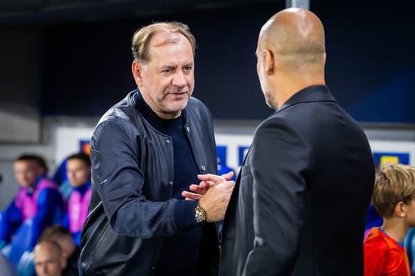 Tréner Slovana Vladimír Weiss st. a kouč Manchestru City Pep Guardiola.