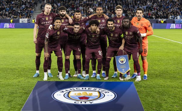 Na snímke hráči Manchestru City pózujú pre skupinovú fotografiu pred zápasom 2. kola ligovej fázy Ligy majstrov vo futbale ŠK Slovan Bratislava - Manchester City.