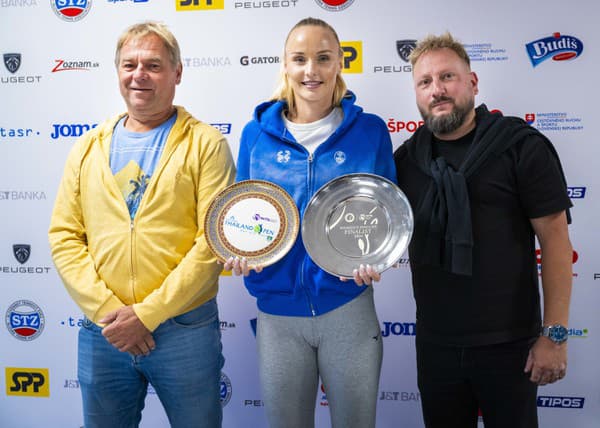 Zľava tenisový tréner Milan Martinec, jeho zverenkyňa Rebecca Šramková a kondičný tréner Dávid Olasz pózujú s trofejami za premiérový titul vo dvojhre na okruhu WTA v Thajsku (dole vľavo) a finálovú účasť v Tunisku.