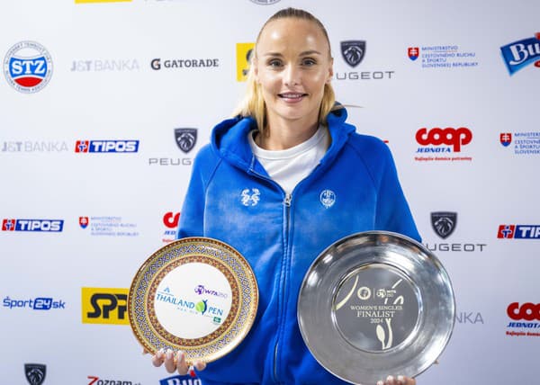 Slovenská tenistka Rebecca Šramková pózuje s trofejami za premiérový titul vo dvojhre na okruhu WTA v Thajsku (vľavo) a finálovú účasť v Tunisku.