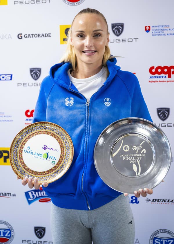 Slovenská tenistka Rebecca Šramková pózuje s trofejami za premiérový titul vo dvojhre na okruhu WTA v Thajsku (vľavo) a finálovú účasť v Tunisku.