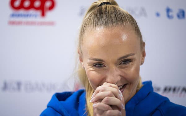 Slovenská tenistka Rebecca Šramková sa usmieva na tlačovej konferencii v Bratislave po zisku svojho premiérového titulu na okruhu WTA v thajskom Hua Hin.