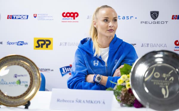 Slovenská tenistka Rebecca Šramková sa usmieva na tlačovej konferencii v Bratislave po zisku svojho premiérového titulu na okruhu WTA v thajskom Hua Hin.