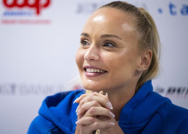 Slovenská tenistka Rebecca Šramková sa usmieva na tlačovej konferencii v Bratislave po zisku svojho premiérového titulu na okruhu WTA v thajskom Hua Hin.