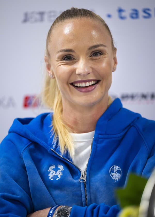 Slovenská tenistka Rebecca Šramková sa usmieva na tlačovej konferencii v Bratislave po zisku svojho premiérového titulu na okruhu WTA v thajskom Hua Hin.