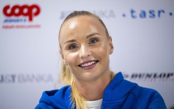 Slovenská tenistka Rebecca Šramková sa usmieva na tlačovej konferencii v Bratislave po zisku svojho premiérového titulu na okruhu WTA v thajskom Hua Hin.