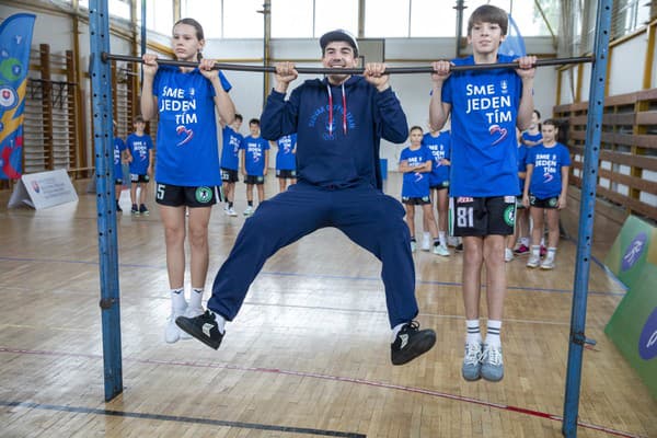 Skejbordista Richard Tury si zašportoval so žiakmi na škole v Stupave.