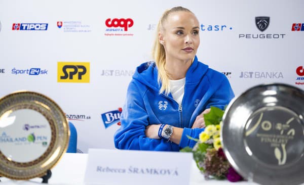 Slovenská tenistka Rebecca Šramková sa usmieva na tlačovej konferencii v Bratislave po zisku svojho premiérového titulu na okruhu WTA v thajskom Hua Hin.