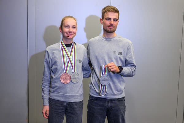 Na snímke zľava cyklistka a dvojnásobná juniorská medailistka Viktória Chladoňová a cyklista a strieborný medailista Martin Svrček so svojimi medailami.