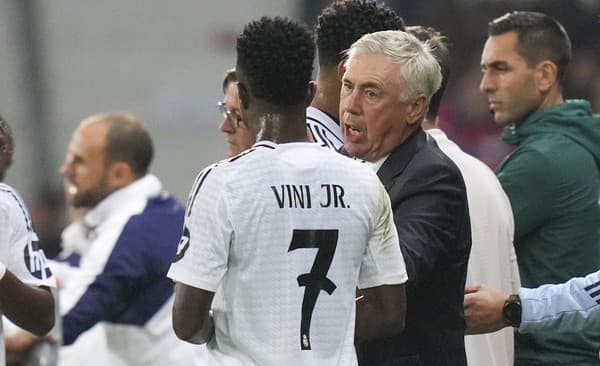 Tréner Realu Madrid Carlo Ancelotti (vpravo) a hráč Realu Madrid Vinicius Junior