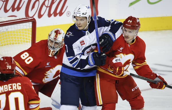 V dueli medzi Calgary Flames a Winnipegom Jets to poriadne vrelo.