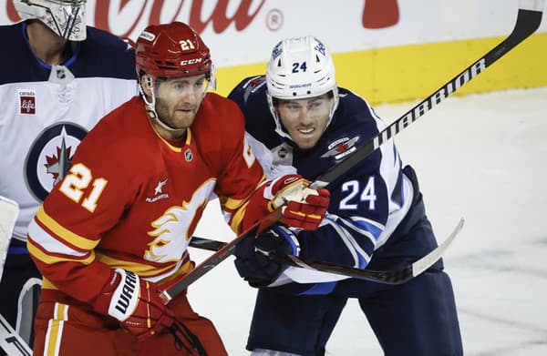 V dueli medzi Calgary Flames a Winnipegom Jets to poriadne vrelo.