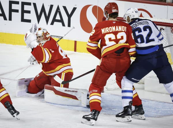 V dueli medzi Calgary Flames a Winnipegom Jets to poriadne vrelo.