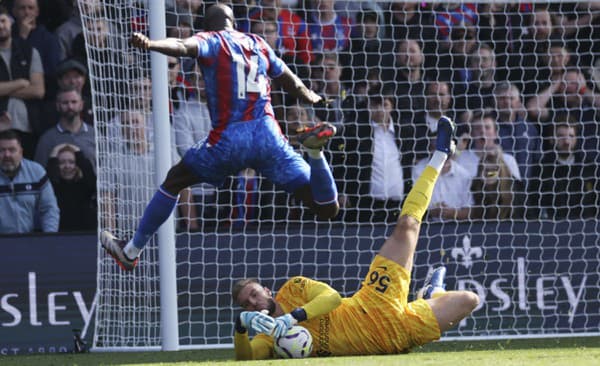 Český brankár Vítězslav Jaroš sa dočkal nečakaného debutu v bránke futbalistov FC Liverpool. 