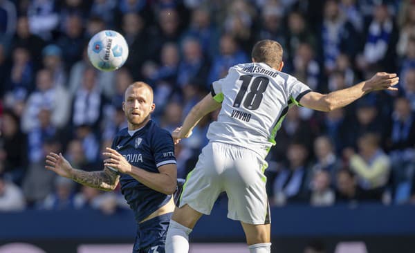 Slovenský futbalista Denis Vavro (vpravo) v súboji o loptu. 