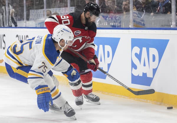 Na snímke slovenský hokejista Tomáš Tatar v drese New Jersey Devils.