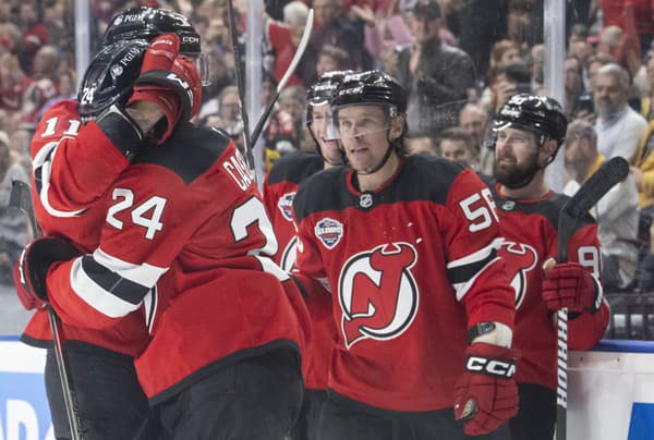 Vpravo slovenský hokejista Tomáš Tatar v drese New Jersey Devils sa raduje so spoluhráčmi z gólu.