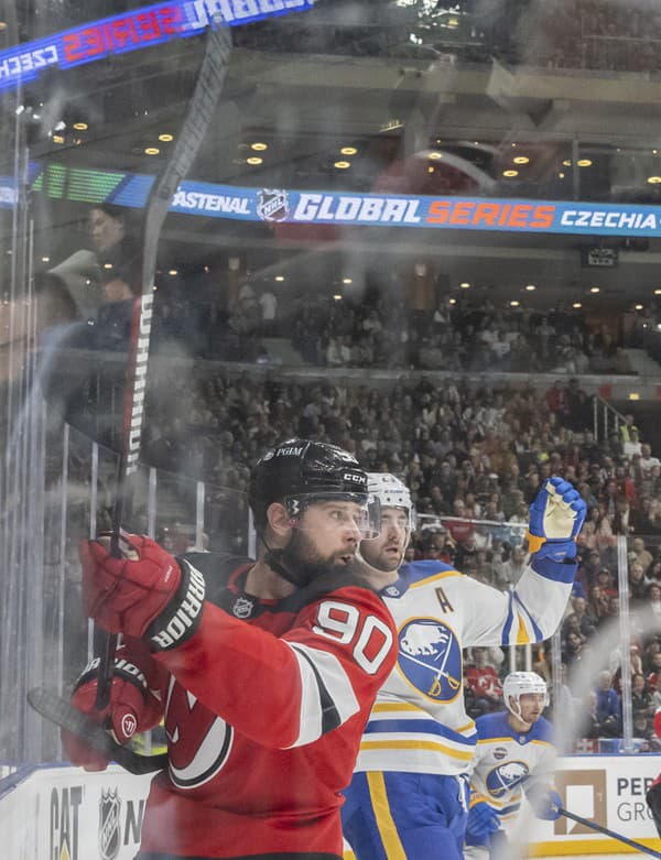 Na snímke slovenský hokejista Tomáš Tatar v drese New Jersey Devils.