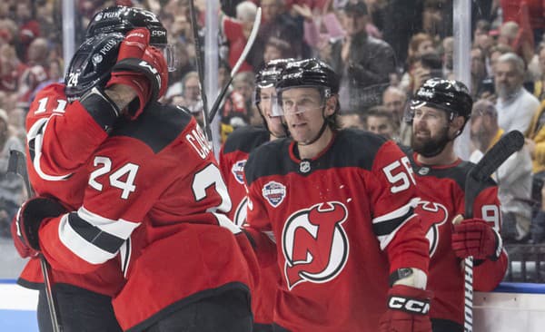 Vpravo slovenský hokejista Tomáš Tatar v drese New Jersey Devils sa raduje so spoluhráčmi z gólu.