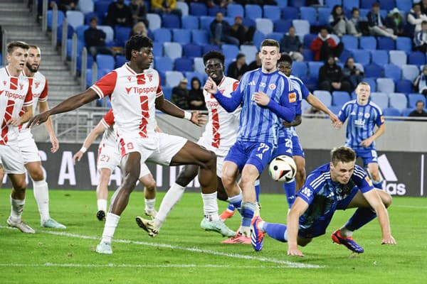 Na snímke vpravo v popredí Siemen Voet (Slovan) a vľavo Chinonso Emeka (Trenčín) v zápase.