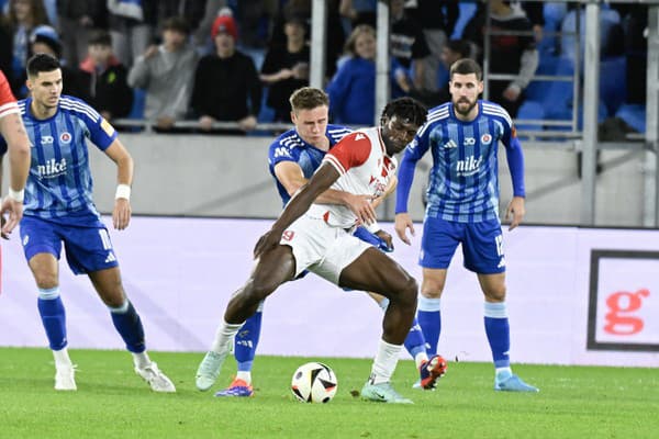 Na snímke v popredí Chinonso Emeka (Trenčín) a za ním Siemen Voet (Slovan) v zápase.