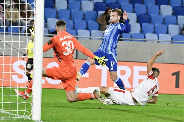 Na snímke uprostred Jurij Medveděv (Slovan), vpravo Lazar Stojsavljevič a vľabo brankár Matúš Sláviček (obaja Trenčín).