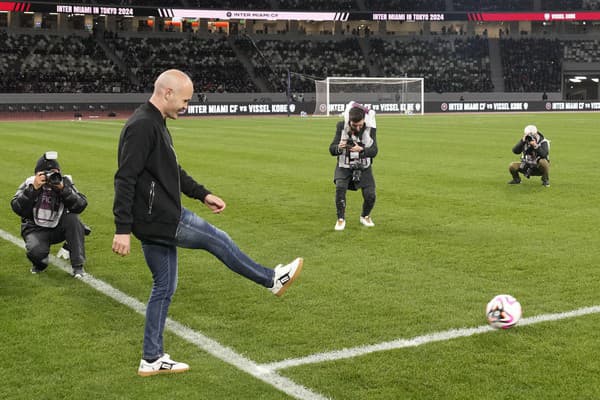 Španielsky futbalista Andres Iniesta oficiálne ukončil hráčsku kariéru vo veku 40 rokov.