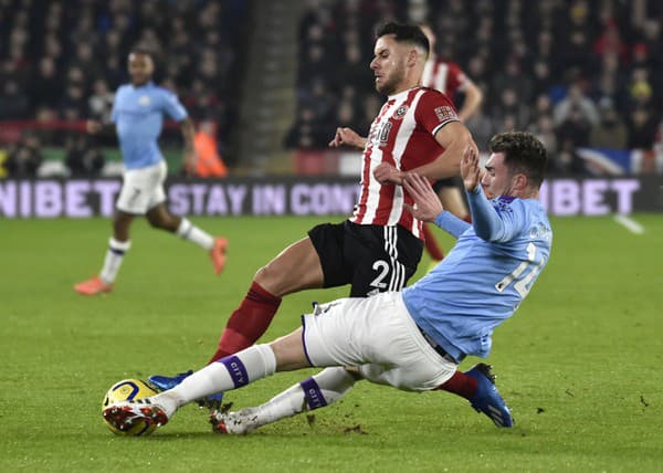 Na archívnej snímke sprava francúzsky obranca City Aymeric Laporte  a hráč Sheffieldu George Baldock.