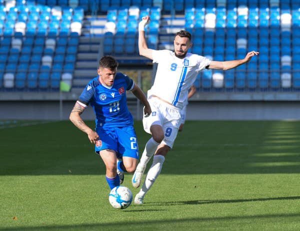 Samuel Kopásek (Slovensko) a Ioannis Niarchos (Grécko) v súboji o loptu