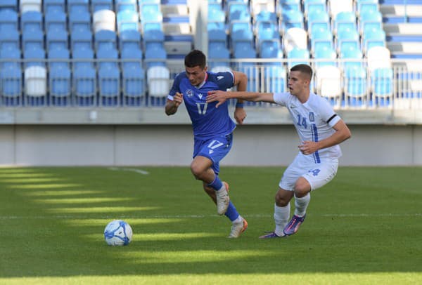 Zľava Adrián Kaprálik (Slovensko) a Christos Mouzakitis (Grécko) v súboji o loptu