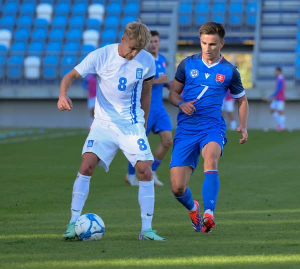 Zľava Christos Kourfalidis (Grécko) a Artur Gajdoš (Slovensko) počas prípavného zápasu