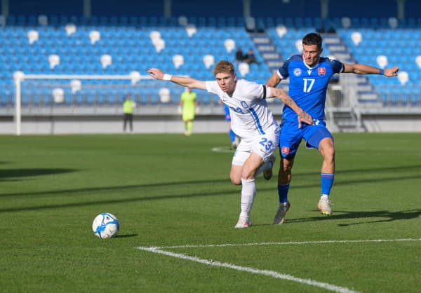 Zľava Apostolos Apostolopoulos (Grécko) a Adrián Kaprálik (Slovensko) bojujú o loptu