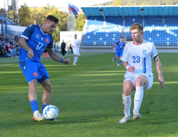 Zľava Adrián Kaprálik (Slovensko) a Apostolos Apostolopoulos (Grécko) v súboji o loptu