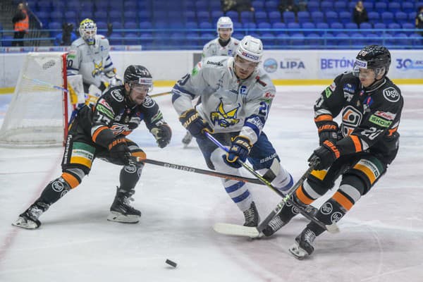 Zľava Patrik Rogoň (Košice), Šimon Groch (Spišská Nová Ves), Peter Repčík (Košice) bojujú o puk