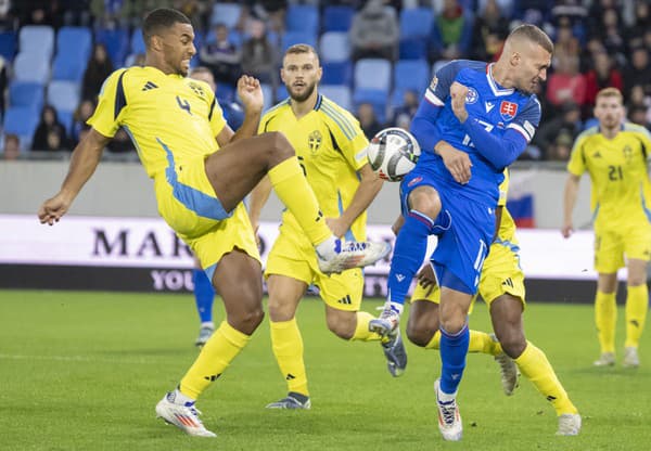 Na snímke vpravo Lukáš Haraslín (Slovensko) a vľavo Isak Hien (Švédsko) počas zápasu C-divízie Ligy národov Slovensko - Švédsko.