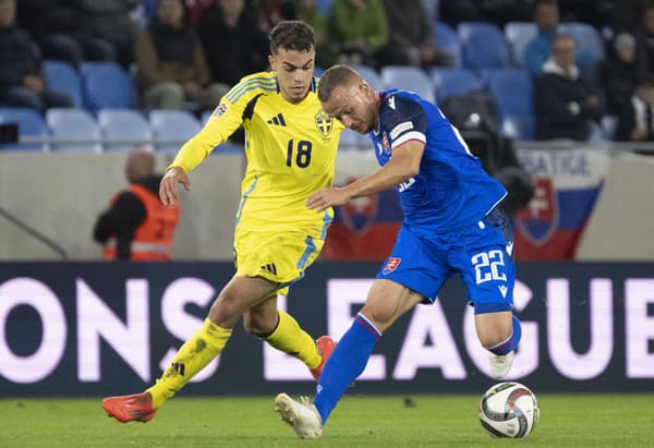 Stanislav Lobotka (Slovensko) a Yasin Ayari (Švédsko) 