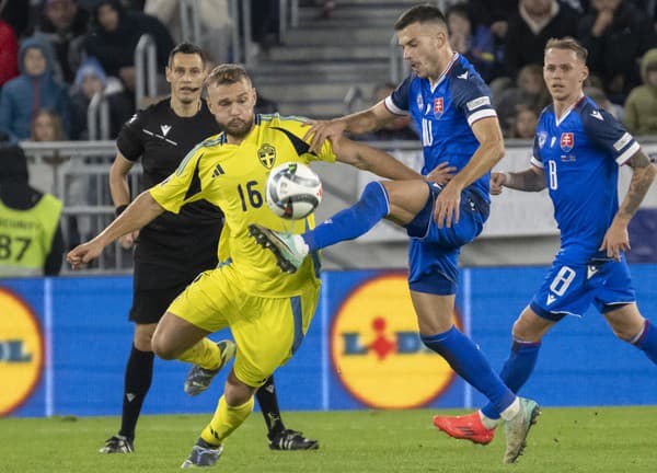 Lázsló Bénes (Slovensko) a Jesper Karlström (Švédsko) v súboji o loptu. 