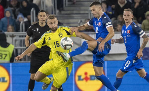 Lázsló Bénes (Slovensko) a Jesper Karlström (Švédsko) v súboji o loptu. 