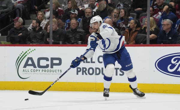 Erik Černák v drese Tampa Bay Lightning. 