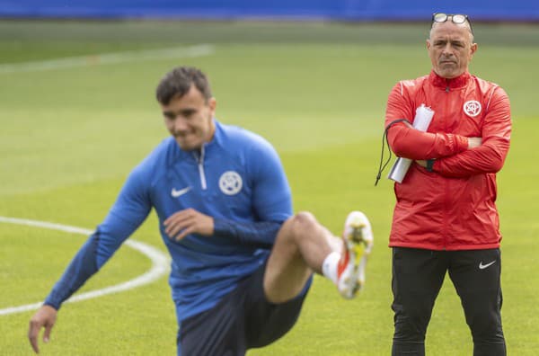 Tréner slovenských futbalistov Francesco Calzona a v popredí reprezentant Dávid Strelec počas oficiálneho tréningu slovenskej futbalovej reprezentácie