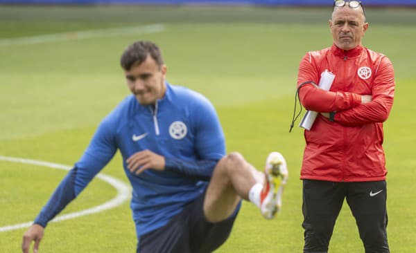 Tréner slovenských futbalistov Francesco Calzona a v popredí reprezentant Dávid Strelec počas oficiálneho tréningu slovenskej futbalovej reprezentácie