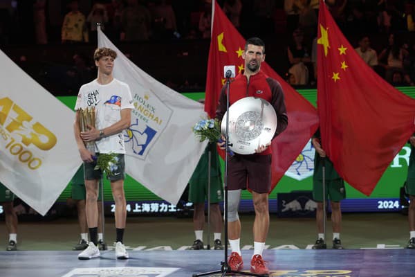 Jannik Sinner a Novak Djokovič pri preberaní trofejí po finále turnaja v Šanghaji.