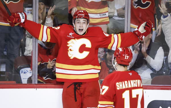 Slovenský útočník Samuel Honzek (Calgary Flames) sa raduje po góle.