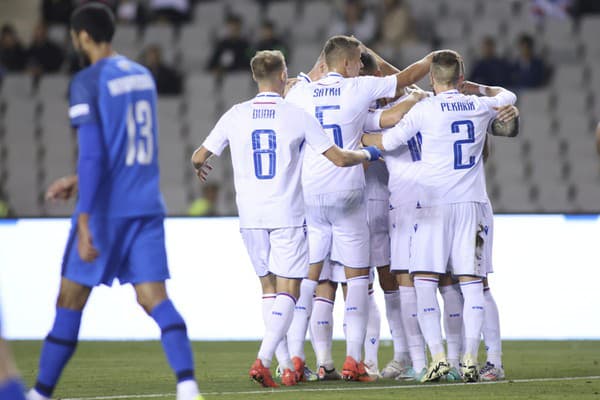 Slovenskí futbalisti sa tešia z prvého gólu.